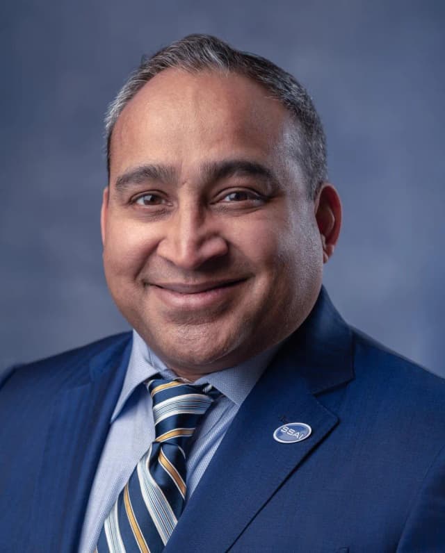 <a
href="http://www.linkedin.com/in/princessofnorway/"
rel="noopener noreferrer"
class="text-blue-600 font-bold hover:underline"
target="_blank"
>
Praveen Bahethi
</a>