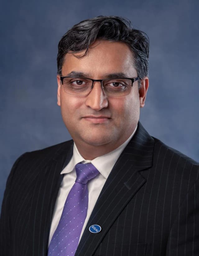 <a
href="http://www.linkedin.com/in/rachit-mahajan-cpa-04596240/"
rel="noopener noreferrer"
class="text-blue-600 font-bold hover:underline"
target="_blank"
>
Rachit Mahajan
</a>